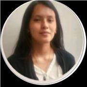 Profesora de ciencias políticas y sociales imparte clases a niños y adolescentes